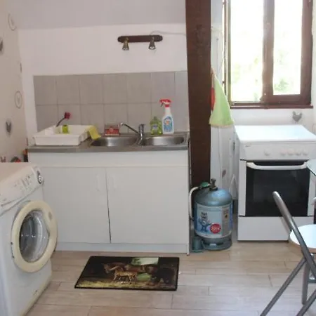 Dans Les Dépendances Du Château